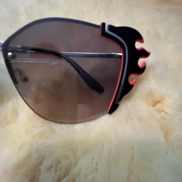 💯 Authentic Stylish Prada Sunglasses. Wore them about 3 times. - Picture 5 of 11